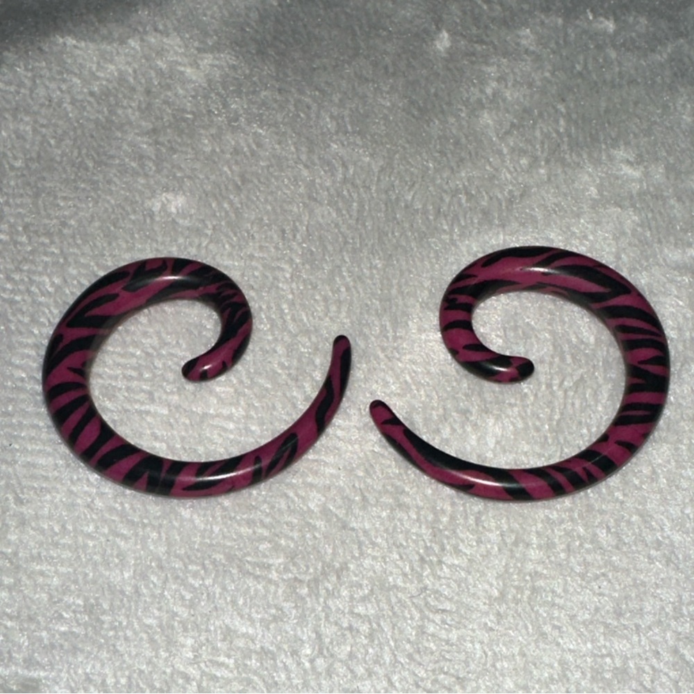 New pair 6 mm Ear Stretchers piercings Earrings lobes never worn